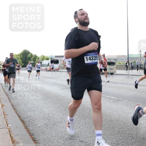 29.06.2025 - hella hamburg halbmarathon Lena Gebhardt http://msf.ph/oto/8400481 29.06.2025 10:03:15 Lombardsbrücke 2169, 3517, 14225, 702, 9439, 1114, 1135, 1138, 1161, 1414, 1450, 1482, 1885, 2594, 2619, 2780, 2782, 2810, 3572, 3630, 4204, 4307, 4511, 4613, 4665, 4904, 5464, 6208, 6217, 6391, 6453, 6815, 6997, 7210, 7211, 7277, 7278, 7279, 7290, 7706, 7935, 8481, 8483, 8614, 9439, 9453, 10824, 11556, 11935, 12169, 12177, 12211, 12212, 12377, 12422, 12843, 12908, 13036, 13474, 13664, 13732, 13857, 13874, 13976, 14224, 15539, 16371, 17226, 18028 meine-sportfotos.de