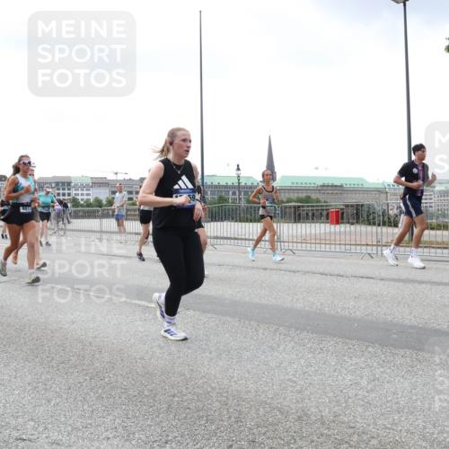 29.06.2025 - hella hamburg halbmarathon Lena Gebhardt http://msf.ph/oto/8400491 29.06.2025 10:40:45 Lombardsbrücke 19168, 2166, 4612, 1018, 1037, 1075, 1323, 2042, 2109, 2173, 2206, 2299, 2762, 2763, 2858, 3121, 3293, 3295, 3306, 3432, 3694, 3810, 4044, 4234, 4411, 4530, 4612, 4774, 4775, 4906, 4972, 5059, 5702, 5753, 5975, 6076, 6098, 6163, 6229, 6278, 6280, 6289, 6363, 6463, 6673, 6842, 7108, 7293, 7956, 8053, 8054, 8307, 8378, 8391, 8429, 8430, 9009, 9237, 10644, 11053 meine-sportfotos.de