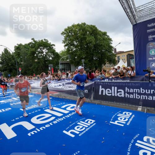 29.06.2025 - hella hamburg halbmarathon Zöllner http://msf.ph/oto/8400492 29.06.2025 10:37:09 Ziel 1385, 1411, 5923, 6123, 6458, 7482, 8362, 9178, 10738, 11120, 15261, 15410, 16992, 17024, 17125, 17658 meine-sportfotos.de