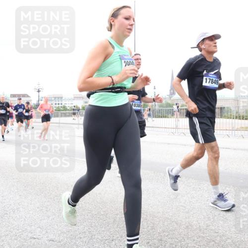 29.06.2025 - hella hamburg halbmarathon Lena Gebhardt http://msf.ph/oto/8400522 29.06.2025 10:58:04 Lombardsbrücke 17956, 6316, 2000, 17849, 10380, 1001, 1123, 1242, 1248, 1265, 1388, 1845, 2015, 2043, 2169, 2273, 2275, 2451, 2567, 2900, 3191, 3644, 3936, 3954, 4059, 4117, 4429, 4521, 4830, 5104, 5632, 5676, 5736, 5782, 6316, 6337, 6825, 6916, 7172, 7193, 7262, 7556, 7617, 7664, 7783, 7977, 7990, 8076, 8159, 8439, 8440, 8441, 8442, 8474, 8512, 8708, 8713, 8773, 8888, 9059, 9180, 9233, 9239, 9318, 9319, 9394, 9398, 9436, 9481, 9496, 9613, 9636, 9832 meine-sportfotos.de