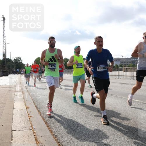 29.06.2025 - hella hamburg halbmarathon Lena Gebhardt http://msf.ph/oto/8400532 29.06.2025 09:48:56 Lombardsbrücke 5124, 1571, 18062, 11106, 7310, 1042, 1290, 1505, 1571, 1600, 1603, 2044, 2262, 2399, 2707, 2797, 3480, 3547, 4062, 4359, 4381, 5003, 5124, 5307, 5554, 5709, 6037, 6047, 6993, 7152, 7154, 7310, 7482, 7743, 7884, 7981, 8002, 8121, 8358, 8571, 9403, 9640, 9643, 10190, 10369, 10451, 10738, 10852, 10877, 11106, 11177, 11423, 11447, 12044, 12051, 12088, 12091, 12168, 12488, 12739, 13064, 13137, 13190, 13372, 13483, 13755, 13900, 13940, 13975, 14075, 14603 meine-sportfotos.de