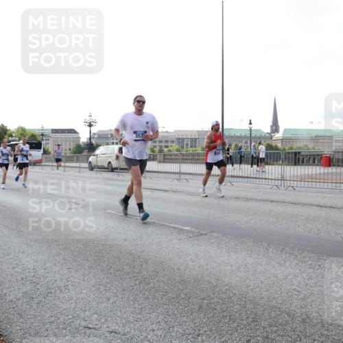 29.06.2025 - hella hamburg halbmarathon Lena Gebhardt http://msf.ph/oto/8400601 29.06.2025 10:03:16 Lombardsbrücke 2169, 357, 1114, 1135, 1138, 1161, 1414, 1450, 1482, 1885, 2594, 2619, 2780, 2782, 2810, 3572, 3630, 4204, 4307, 4511, 4613, 4665, 4904, 5464, 6208, 6217, 6391, 6453, 6815, 6997, 7210, 7211, 7277, 7278, 7279, 7290, 7706, 7935, 8481, 8483, 8614, 9439, 9453, 10824, 11556, 11935, 12169, 12177, 12211, 12212, 12377, 12422, 12843, 12908, 13036, 13474, 13664, 13732, 13857, 13874, 13976, 14224, 15539, 16371, 17226, 18028 meine-sportfotos.de