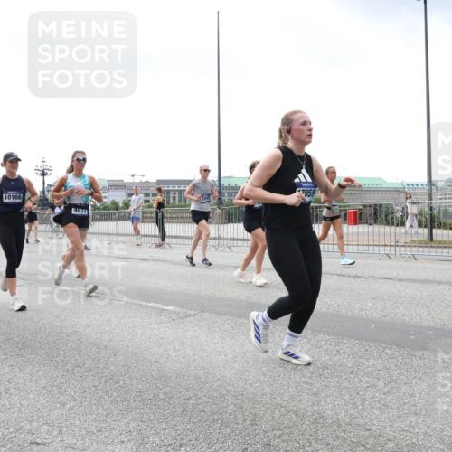 29.06.2025 - hella hamburg halbmarathon Lena Gebhardt http://msf.ph/oto/8400612 29.06.2025 10:40:45 Lombardsbrücke 19168, 10166, 4612, 7959, 1018, 1037, 1075, 1323, 2042, 2109, 2173, 2206, 2299, 2762, 2763, 2858, 3121, 3293, 3295, 3306, 3432, 3694, 3810, 4044, 4234, 4411, 4530, 4612, 4774, 4775, 4906, 4972, 5059, 5702, 5753, 5975, 6076, 6098, 6163, 6229, 6278, 6280, 6289, 6363, 6463, 6673, 6842, 7108, 7293, 7956, 8053, 8054, 8307, 8378, 8391, 8429, 8430, 9009, 9237, 10644, 11053 meine-sportfotos.de