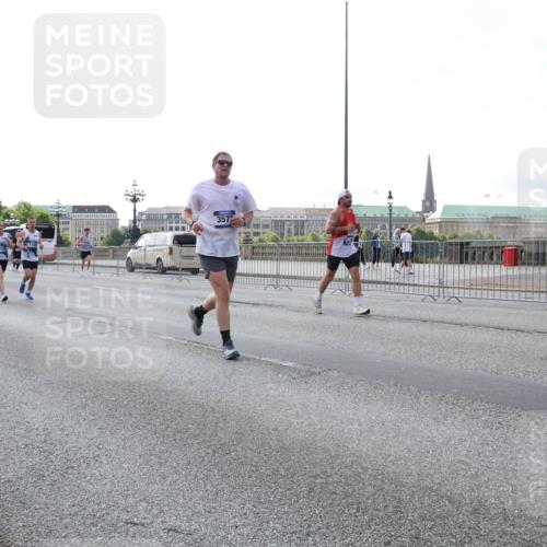 29.06.2025 - hella hamburg halbmarathon Lena Gebhardt http://msf.ph/oto/8400640 29.06.2025 10:03:16 Lombardsbrücke 69, 3579, 1114, 1135, 1138, 1161, 1414, 1450, 1482, 1885, 2594, 2619, 2780, 2782, 2810, 3572, 3630, 4204, 4307, 4511, 4613, 4665, 4904, 5464, 6208, 6217, 6391, 6453, 6815, 6997, 7210, 7211, 7277, 7278, 7279, 7290, 7706, 7935, 8481, 8483, 8614, 9439, 9453, 10824, 11556, 11935, 12169, 12177, 12211, 12212, 12377, 12422, 12843, 12908, 13036, 13474, 13664, 13732, 13857, 13874, 13976, 14224, 15539, 16371, 17226, 18028 meine-sportfotos.de