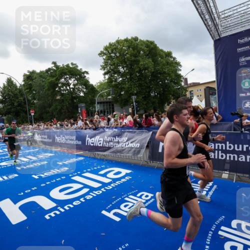 29.06.2025 - hella hamburg halbmarathon Zöllner http://msf.ph/oto/8400645 29.06.2025 10:37:12 Ziel 5923, 6458, 7482, 8362, 9178, 10190, 10738, 11120, 11423, 13972, 15178, 15410, 16992, 17137, 17658 meine-sportfotos.de