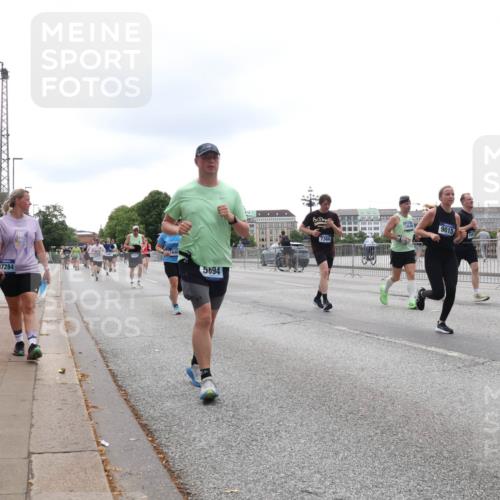 29.06.2025 - hella hamburg halbmarathon Lena Gebhardt http://msf.ph/oto/8400674 29.06.2025 10:49:58 Lombardsbrücke 17284, 5694, 7366, 9015, 1040, 1041, 1487, 1511, 1805, 1888, 2212, 2466, 2668, 2862, 2997, 3701, 4090, 4870, 5076, 5552, 5694, 5749, 5751, 5997, 6191, 6680, 6694, 6830, 7305, 7339, 7366, 7679, 7721, 7722, 7755, 8065, 8254, 9015, 9162, 9605, 9940, 10060, 10403, 10617, 10683, 10704, 11030, 11631, 11716, 11760, 12079, 12124, 12388, 13127, 13128, 13309, 13381, 13744, 13764, 13846, 14144, 14505, 14545, 14692, 15626 meine-sportfotos.de