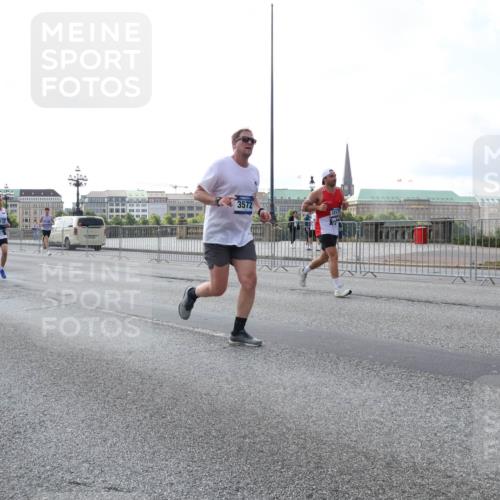 29.06.2025 - hella hamburg halbmarathon Lena Gebhardt http://msf.ph/oto/8400683 29.06.2025 10:03:16 Lombardsbrücke 2169, 3572, 1114, 1135, 1138, 1161, 1414, 1450, 1482, 1885, 2594, 2619, 2780, 2782, 2810, 3572, 3630, 4204, 4307, 4511, 4613, 4665, 4904, 5464, 6208, 6217, 6391, 6453, 6815, 6997, 7210, 7211, 7277, 7278, 7279, 7290, 7706, 7935, 8481, 8483, 8614, 9439, 9453, 10824, 11556, 11935, 12169, 12177, 12211, 12212, 12377, 12422, 12843, 12908, 13036, 13474, 13664, 13732, 13857, 13874, 13976, 14224, 15539, 16371, 17226, 18028 meine-sportfotos.de