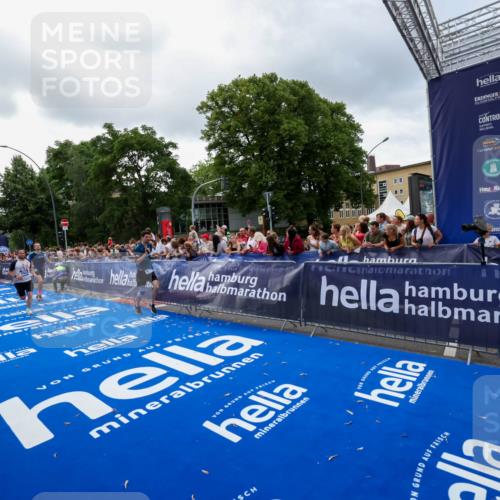 29.06.2025 - hella hamburg halbmarathon Zöllner http://msf.ph/oto/8400707 29.06.2025 10:37:15 Ziel 4860, 5923, 7482, 8362, 9178, 10190, 11423, 13972, 15178, 17137, 17726 meine-sportfotos.de