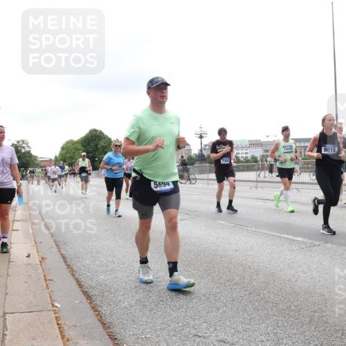 29.06.2025 - hella hamburg halbmarathon Lena Gebhardt http://msf.ph/oto/8400714 29.06.2025 10:49:58 Lombardsbrücke 7284, 5694, 7366, 736, 4545, 9015, 1040, 1041, 1487, 1511, 1805, 1888, 2212, 2466, 2668, 2862, 2997, 3701, 4090, 4870, 5076, 5552, 5694, 5749, 5751, 5997, 6191, 6680, 6694, 6830, 7305, 7339, 7366, 7679, 7721, 7722, 7755, 8065, 8254, 9015, 9162, 9605, 9940, 10060, 10403, 10617, 10683, 10704, 11030, 11631, 11716, 11760, 12079, 12124, 12388, 13127, 13128, 13309, 13381, 13744, 13764, 13846, 14144, 14505, 14545, 14692, 15626 meine-sportfotos.de