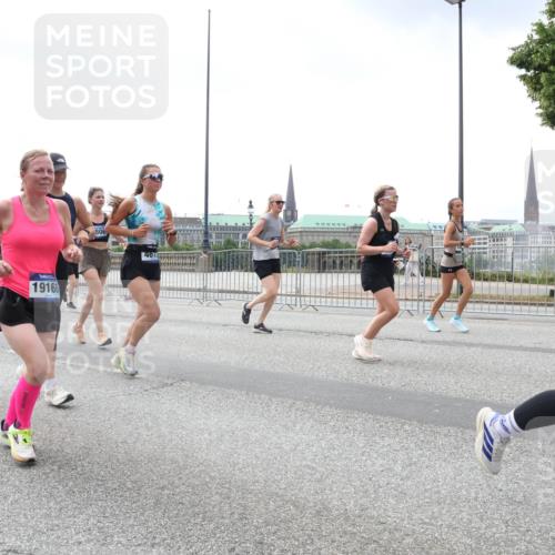 29.06.2025 - hella hamburg halbmarathon Lena Gebhardt http://msf.ph/oto/8400729 29.06.2025 10:40:46 Lombardsbrücke 19168, 806, 461, 1075, 1317, 1323, 2042, 2173, 2206, 2299, 2762, 2763, 2858, 3121, 3293, 3295, 3306, 3432, 3694, 3810, 4044, 4234, 4411, 4530, 4612, 4774, 4775, 4906, 4972, 5059, 5549, 5702, 5753, 5975, 6076, 6098, 6163, 6229, 6278, 6280, 6289, 6363, 6463, 6842, 7108, 7293, 7956, 8053, 8054, 8307, 8378, 8391, 8429, 8430, 9009, 9237, 10644, 11053 meine-sportfotos.de