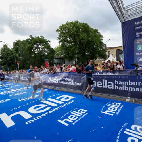 29.06.2025 - hella hamburg halbmarathon Zöllner http://msf.ph/oto/8400742 29.06.2025 10:37:16 Ziel 4860, 5003, 5923, 8362, 9178, 10190, 11423, 12900, 13972, 15178, 17137, 17726 meine-sportfotos.de
