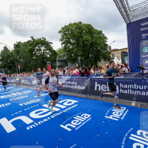 29.06.2025 - hella hamburg halbmarathon Zöllner http://msf.ph/oto/8400762 29.06.2025 10:37:16 Ziel 4860, 5003, 5923, 8362, 9178, 10190, 11423, 12900, 13972, 15178, 17137, 17726 meine-sportfotos.de