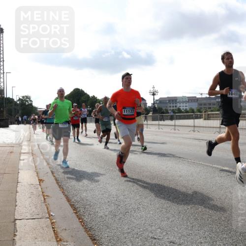 29.06.2025 - hella hamburg halbmarathon Lena Gebhardt http://msf.ph/oto/8400793 29.06.2025 09:48:58 Lombardsbrücke 1600, 9640, 12739, 11177, 10451, 004, 1042, 1571, 1600, 1603, 2044, 2262, 2399, 2707, 2797, 3480, 3547, 4062, 4359, 4381, 5003, 5050, 5124, 5307, 5554, 5709, 5889, 6037, 6047, 6771, 6993, 7109, 7152, 7154, 7310, 7482, 7743, 7981, 8002, 8121, 8358, 8571, 9403, 9640, 9643, 10190, 10369, 10451, 10738, 10852, 10877, 11106, 11177, 11423, 11447, 12044, 12088, 12091, 12168, 12739, 13064, 13137, 13190, 13372, 13483, 13755, 13900, 13940, 14075, 14311, 14603 meine-sportfotos.de