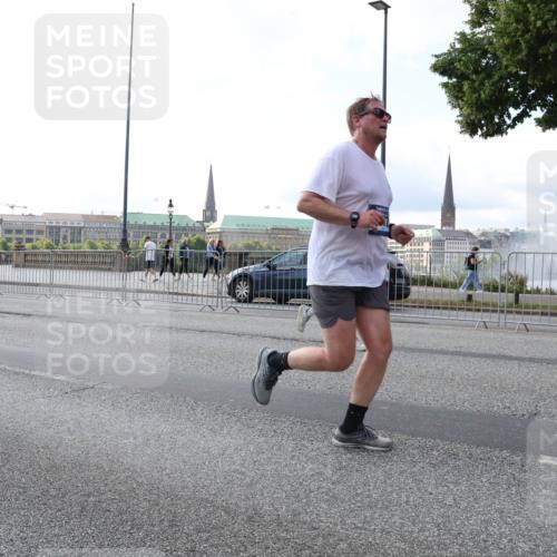 29.06.2025 - hella hamburg halbmarathon Lena Gebhardt http://msf.ph/oto/8400810 29.06.2025 10:03:17 Lombardsbrücke 1114, 1135, 1138, 1161, 1414, 1450, 1482, 1885, 2594, 2619, 2780, 2782, 2810, 3572, 3630, 4204, 4307, 4511, 4613, 4665, 4904, 5464, 6208, 6217, 6391, 6453, 6815, 6997, 7210, 7211, 7277, 7278, 7279, 7290, 7706, 7935, 8481, 8483, 8614, 9439, 9453, 10824, 11556, 11935, 12169, 12177, 12211, 12212, 12377, 12422, 12843, 12908, 13036, 13474, 13664, 13732, 13857, 13874, 13976, 14224, 15539, 16371, 17226, 18028 meine-sportfotos.de