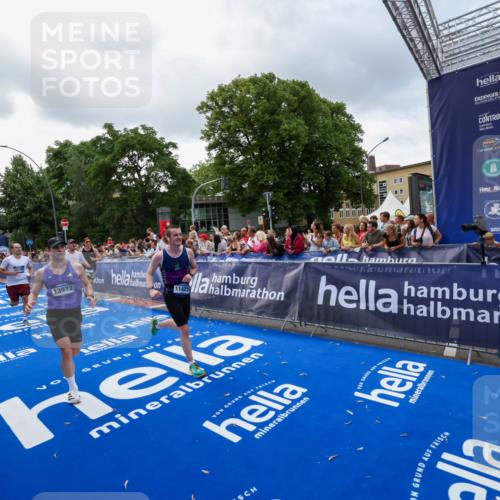 29.06.2025 - hella hamburg halbmarathon Zöllner http://msf.ph/oto/8400818 29.06.2025 10:37:18 Ziel 4860, 5003, 8362, 10190, 11423, 12900, 13972, 15178, 17137, 17726 meine-sportfotos.de