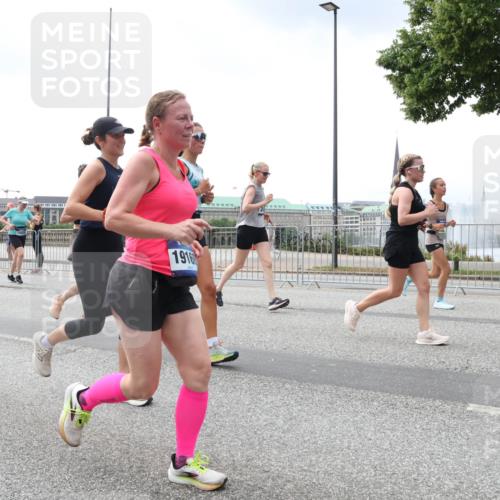 29.06.2025 - hella hamburg halbmarathon Lena Gebhardt http://msf.ph/oto/8400819 29.06.2025 10:40:46 Lombardsbrücke 1916, 1075, 1317, 1323, 2042, 2173, 2206, 2299, 2762, 2763, 2858, 3121, 3293, 3295, 3306, 3432, 3694, 3810, 4044, 4234, 4411, 4530, 4612, 4774, 4775, 4906, 4972, 5059, 5549, 5702, 5753, 5975, 6076, 6098, 6163, 6229, 6278, 6280, 6289, 6363, 6463, 6842, 7108, 7293, 7956, 8053, 8054, 8307, 8378, 8391, 8429, 8430, 9009, 9237, 10644, 11053 meine-sportfotos.de