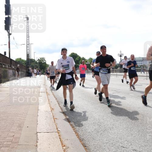 29.06.2025 - hella hamburg halbmarathon Lena Gebhardt http://msf.ph/oto/8400824 29.06.2025 10:16:07 Lombardsbrücke 18800, 5046, 1455, 12628, 2071, 8169, 1308, 1156, 1212, 1308, 1599, 1651, 2071, 2076, 2165, 2436, 2803, 2835, 3134, 3167, 3648, 4007, 4583, 4637, 4828, 5046, 5294, 5423, 6024, 7753, 7897, 7941, 7942, 8169, 8274, 8554, 8597, 8645, 8746, 8885, 9192, 9601, 9628, 9675, 9784, 9802, 9810, 9881, 10107, 10108, 10139, 10141, 10183, 10292, 10608, 10844, 10990, 11113, 11303, 11344, 11345, 11478, 11774, 11783, 11818, 12427, 12469, 13179, 13818, 13951, 14423, 14550 meine-sportfotos.de
