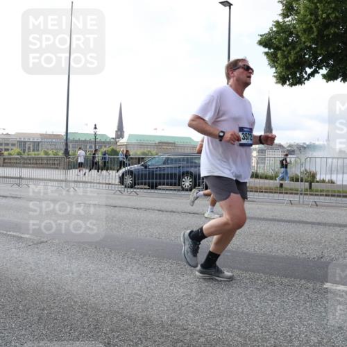 29.06.2025 - hella hamburg halbmarathon Lena Gebhardt http://msf.ph/oto/8400850 29.06.2025 10:03:17 Lombardsbrücke 3572, 1114, 1135, 1138, 1161, 1414, 1450, 1482, 1885, 2594, 2619, 2780, 2782, 2810, 3572, 3630, 4204, 4307, 4511, 4613, 4665, 4904, 5464, 6208, 6217, 6391, 6453, 6815, 6997, 7210, 7211, 7277, 7278, 7279, 7290, 7706, 7935, 8481, 8483, 8614, 9439, 9453, 10824, 11556, 11935, 12169, 12177, 12211, 12212, 12377, 12422, 12843, 12908, 13036, 13474, 13664, 13732, 13857, 13874, 13976, 14224, 15539, 16371, 17226, 18028 meine-sportfotos.de