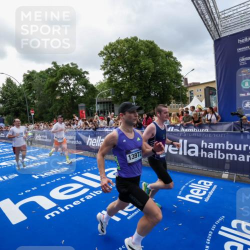 29.06.2025 - hella hamburg halbmarathon Zöllner http://msf.ph/oto/8400858 29.06.2025 10:37:18 Ziel 4860, 5003, 8362, 10190, 11423, 12900, 13972, 15178, 17137, 17726 meine-sportfotos.de