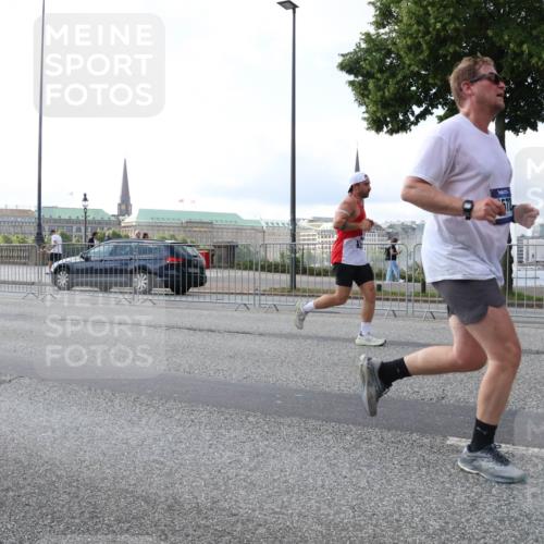 29.06.2025 - hella hamburg halbmarathon Lena Gebhardt http://msf.ph/oto/8400876 29.06.2025 10:03:17 Lombardsbrücke 1114, 1135, 1138, 1161, 1414, 1450, 1482, 1885, 2594, 2619, 2780, 2782, 2810, 3572, 3630, 4204, 4307, 4511, 4613, 4665, 4904, 5464, 6208, 6217, 6391, 6453, 6815, 6997, 7210, 7211, 7277, 7278, 7279, 7290, 7706, 7935, 8481, 8483, 8614, 9439, 9453, 10824, 11556, 11935, 12169, 12177, 12211, 12212, 12377, 12422, 12843, 12908, 13036, 13474, 13664, 13732, 13857, 13874, 13976, 14224, 15539, 16371, 17226, 18028 meine-sportfotos.de