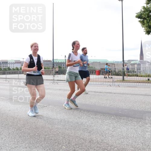 29.06.2025 - hella hamburg halbmarathon Lena Gebhardt http://msf.ph/oto/8400890 29.06.2025 10:23:47 Lombardsbrücke 2155, 8181, 16185, 0557, 1304, 1048, 1304, 1362, 1444, 1545, 2125, 2489, 3013, 4122, 4391, 4597, 4646, 4728, 4990, 5039, 5055, 5160, 5258, 5260, 5358, 5406, 5661, 5954, 6747, 7013, 7029, 7426, 7820, 8031, 8141, 8149, 8181, 8502, 8676, 8717, 9217, 9603, 9715, 10649, 11044, 11300, 11347, 11415, 11454, 11793, 11798, 11879, 12874, 13149, 14265, 14510, 14512, 14521, 14821, 15709, 15739, 15853, 16185, 16251, 17199 meine-sportfotos.de