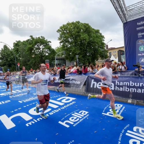 29.06.2025 - hella hamburg halbmarathon Zöllner http://msf.ph/oto/8400927 29.06.2025 10:37:19 Ziel 4860, 5003, 10190, 11423, 12900, 13972, 14459, 15178, 17137, 17726 meine-sportfotos.de
