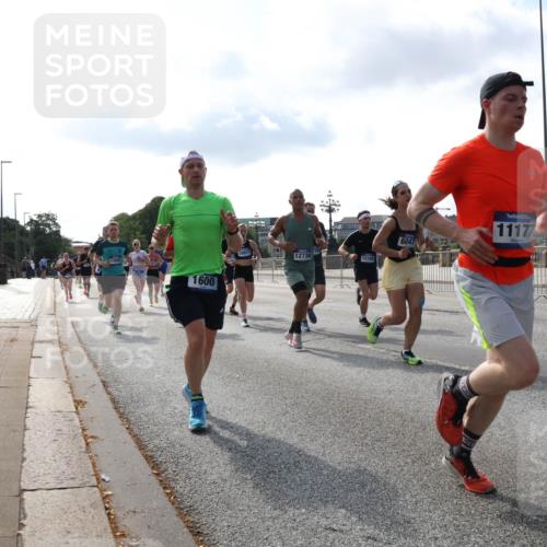 29.06.2025 - hella hamburg halbmarathon Lena Gebhardt http://msf.ph/oto/8400943 29.06.2025 09:48:59 Lombardsbrücke 1600, 10877, 12739, 12168, 6047, 11177, 1042, 1571, 1600, 1603, 2044, 2262, 2399, 2707, 2797, 3480, 3547, 4062, 4359, 4381, 5003, 5050, 5124, 5307, 5554, 5709, 5889, 6037, 6047, 6771, 6993, 7109, 7152, 7154, 7310, 7482, 7743, 7981, 8002, 8121, 8358, 8571, 9403, 9640, 9643, 10190, 10369, 10451, 10738, 10852, 10877, 11106, 11177, 11423, 11447, 12044, 12088, 12091, 12168, 12739, 13064, 13137, 13158, 13190, 13372, 13755, 13900, 13940, 14075, 14311, 14603 meine-sportfotos.de