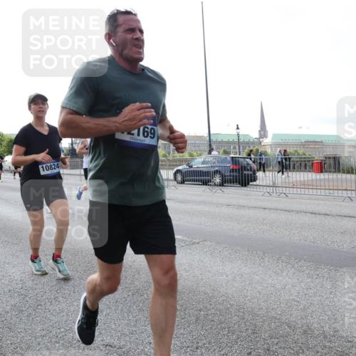 29.06.2025 - hella hamburg halbmarathon Lena Gebhardt http://msf.ph/oto/8400949 29.06.2025 10:03:18 Lombardsbrücke 10824, 169, 1114, 1135, 1138, 1161, 1414, 1450, 1482, 1885, 2594, 2619, 2780, 2782, 2810, 3572, 4204, 4307, 4511, 4613, 4665, 4904, 5384, 5464, 6208, 6217, 6391, 6453, 6815, 6997, 7210, 7211, 7277, 7278, 7279, 7290, 7706, 7935, 8481, 8483, 8614, 9439, 9453, 10824, 11556, 11935, 12169, 12177, 12211, 12212, 12377, 12422, 12843, 12908, 13036, 13474, 13664, 13732, 13857, 13874, 13976, 14224, 15539, 16371, 17226, 18028 meine-sportfotos.de