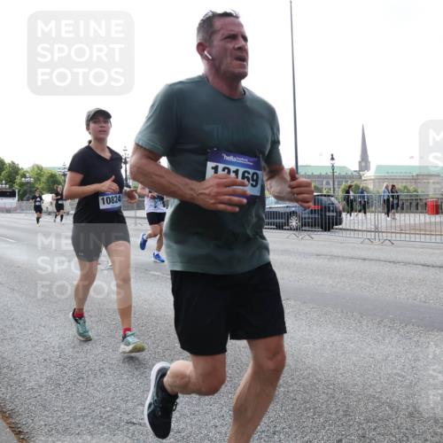 29.06.2025 - hella hamburg halbmarathon Lena Gebhardt http://msf.ph/oto/8400982 29.06.2025 10:03:18 Lombardsbrücke 10824, 12169, 1114, 1135, 1138, 1161, 1414, 1450, 1482, 1885, 2594, 2619, 2780, 2782, 2810, 3572, 4204, 4307, 4511, 4613, 4665, 4904, 5384, 5464, 6208, 6217, 6391, 6453, 6815, 6997, 7210, 7211, 7277, 7278, 7279, 7290, 7706, 7935, 8481, 8483, 8614, 9439, 9453, 10824, 11556, 11935, 12169, 12177, 12211, 12212, 12377, 12422, 12843, 12908, 13036, 13474, 13664, 13732, 13857, 13874, 13976, 14224, 15539, 16371, 17226, 18028 meine-sportfotos.de