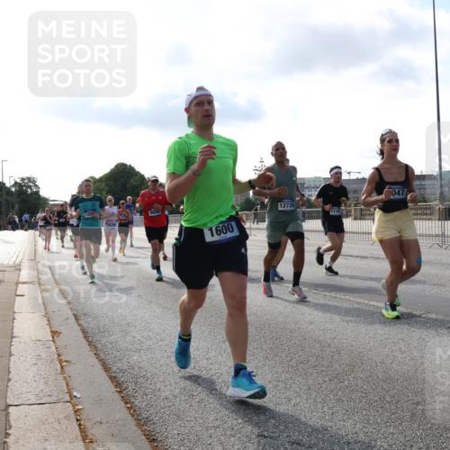 29.06.2025 - hella hamburg halbmarathon Lena Gebhardt http://msf.ph/oto/8400997 29.06.2025 09:48:59 Lombardsbrücke 12091, 1600, 12739, 12168, 047, 1042, 1571, 1600, 1603, 2044, 2262, 2399, 2707, 2797, 3480, 3547, 4062, 4359, 4381, 5003, 5050, 5124, 5307, 5554, 5709, 5889, 6037, 6047, 6771, 6993, 7109, 7152, 7154, 7310, 7482, 7743, 7981, 8002, 8121, 8358, 8571, 9403, 9640, 9643, 10190, 10369, 10451, 10738, 10852, 10877, 11106, 11177, 11423, 11447, 12044, 12088, 12091, 12168, 12739, 13064, 13137, 13158, 13190, 13372, 13755, 13900, 13940, 14075, 14311, 14603 meine-sportfotos.de
