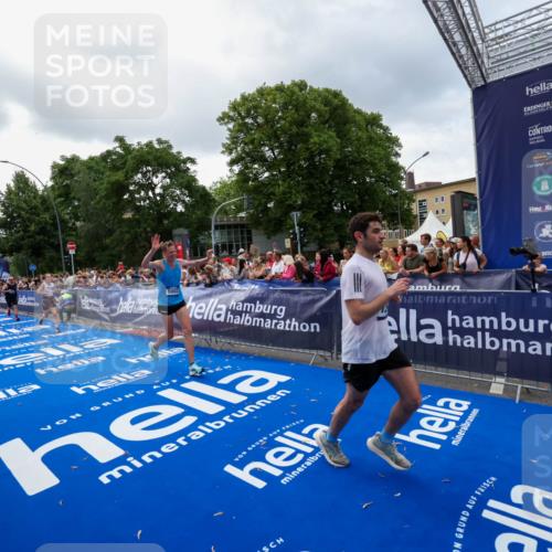 29.06.2025 - hella hamburg halbmarathon Zöllner http://msf.ph/oto/8401048 29.06.2025 10:37:24 Ziel 5003, 12739, 12900, 13854, 14387, 14459, 15888, 17306, 18159, 18723, 18824 meine-sportfotos.de
