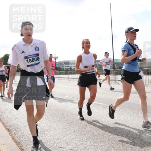 29.06.2025 - hella hamburg halbmarathon Lena Gebhardt http://msf.ph/oto/8401053 29.06.2025 10:16:09 Lombardsbrücke 14559, 9675, 18800, 146, 2071, 1308, 1156, 1212, 1244, 1308, 1599, 1651, 2071, 2076, 2165, 2436, 2803, 2835, 3030, 3134, 3167, 3648, 4007, 4583, 4637, 4828, 5046, 5294, 5423, 6024, 7753, 7897, 7941, 7942, 8169, 8274, 8554, 8597, 8645, 8746, 8885, 9192, 9601, 9628, 9675, 9784, 9802, 9810, 9881, 10107, 10108, 10139, 10141, 10183, 10292, 10608, 10844, 10990, 11113, 11303, 11344, 11345, 11478, 11774, 11783, 11818, 12427, 12469, 13179, 13818, 13951, 14423, 14550 meine-sportfotos.de