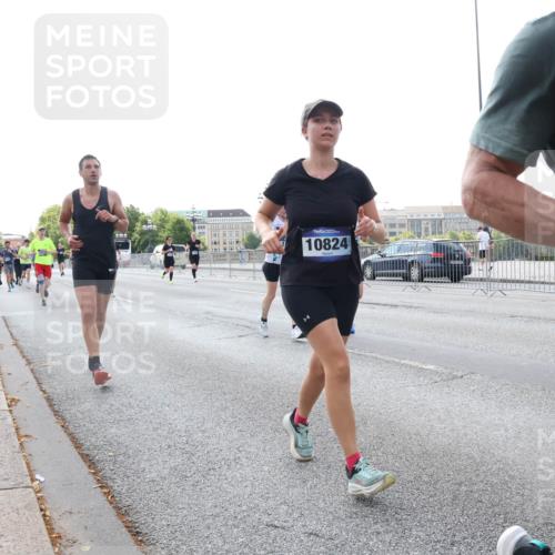 29.06.2025 - hella hamburg halbmarathon Lena Gebhardt http://msf.ph/oto/8401055 29.06.2025 10:03:18 Lombardsbrücke 10824, 12, 1114, 1135, 1138, 1161, 1414, 1450, 1482, 1885, 2594, 2619, 2780, 2782, 2810, 3572, 4204, 4307, 4511, 4613, 4665, 4904, 5384, 5464, 6208, 6217, 6391, 6453, 6815, 6997, 7210, 7211, 7277, 7278, 7279, 7290, 7706, 7935, 8481, 8483, 8614, 9439, 9453, 10824, 11556, 11935, 12169, 12177, 12211, 12212, 12377, 12422, 12843, 12908, 13036, 13474, 13664, 13732, 13857, 13874, 13976, 14224, 15539, 16371, 17226, 18028 meine-sportfotos.de