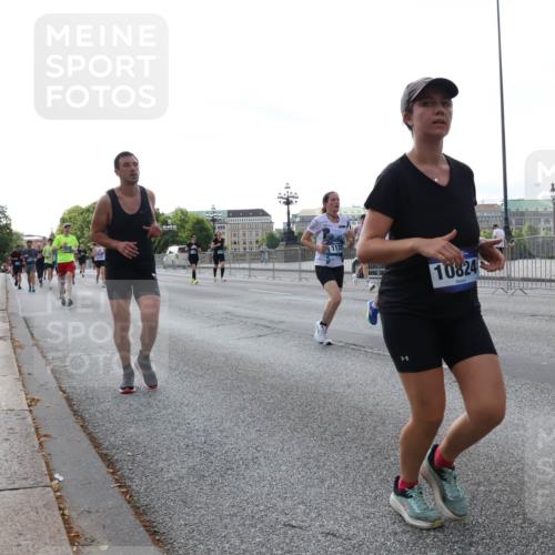 29.06.2025 - hella hamburg halbmarathon Lena Gebhardt http://msf.ph/oto/8401096 29.06.2025 10:03:18 Lombardsbrücke 1135, 10824, 1114, 1135, 1138, 1161, 1414, 1450, 1482, 1885, 2594, 2619, 2780, 2782, 2810, 3572, 4204, 4307, 4511, 4613, 4665, 4904, 5384, 5464, 6208, 6217, 6391, 6453, 6815, 6997, 7210, 7211, 7277, 7278, 7279, 7290, 7706, 7935, 8481, 8483, 8614, 9439, 9453, 10824, 11556, 11935, 12169, 12177, 12211, 12212, 12377, 12422, 12843, 12908, 13036, 13474, 13664, 13732, 13857, 13874, 13976, 14224, 15539, 16371, 17226, 18028 meine-sportfotos.de