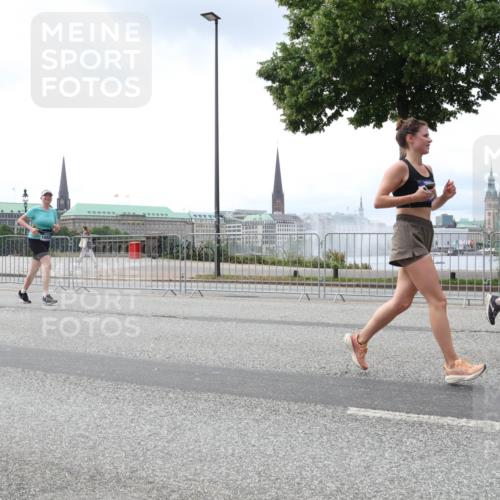 29.06.2025 - hella hamburg halbmarathon Lena Gebhardt http://msf.ph/oto/8401106 29.06.2025 10:40:48 Lombardsbrücke 1075, 1317, 1323, 2042, 2173, 2206, 2299, 2762, 2763, 2858, 3121, 3293, 3295, 3306, 3432, 3694, 3810, 4044, 4234, 4411, 4530, 4612, 4638, 4774, 4775, 4906, 4972, 5059, 5549, 5702, 5753, 5975, 6076, 6098, 6163, 6229, 6278, 6280, 6289, 6363, 6842, 7293, 7829, 7956, 8053, 8054, 8307, 8378, 8391, 8429, 8430, 8769, 9009, 9237, 10644, 11053 meine-sportfotos.de