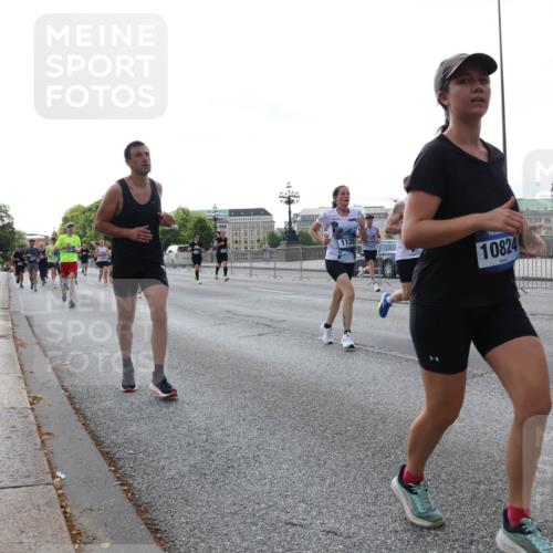 29.06.2025 - hella hamburg halbmarathon Lena Gebhardt http://msf.ph/oto/8401134 29.06.2025 10:03:18 Lombardsbrücke 10824, 1114, 1135, 1138, 1161, 1414, 1450, 1482, 1885, 2594, 2619, 2780, 2782, 2810, 3572, 4204, 4307, 4511, 4613, 4665, 4904, 5384, 5464, 6208, 6217, 6391, 6453, 6815, 6997, 7210, 7211, 7277, 7278, 7279, 7290, 7706, 7935, 8481, 8483, 8614, 9439, 9453, 10824, 11556, 11935, 12169, 12177, 12211, 12212, 12377, 12422, 12843, 12908, 13036, 13474, 13664, 13732, 13857, 13874, 13976, 14224, 15539, 16371, 17226, 18028 meine-sportfotos.de