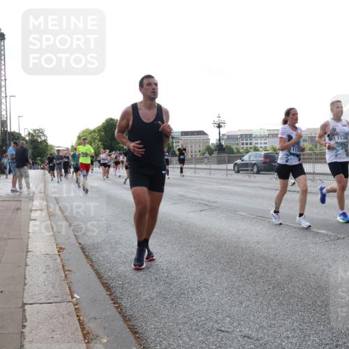 29.06.2025 - hella hamburg halbmarathon Lena Gebhardt http://msf.ph/oto/8401171 29.06.2025 10:03:19 Lombardsbrücke 1138, 1114, 1135, 1138, 1161, 1414, 1450, 1482, 1885, 2594, 2619, 2683, 2780, 2782, 2810, 3572, 4204, 4307, 4511, 4613, 4665, 4904, 5384, 5464, 6208, 6217, 6391, 6453, 6815, 6997, 7210, 7211, 7277, 7278, 7279, 7290, 7706, 7935, 8481, 8483, 8614, 9439, 9453, 10824, 11556, 11935, 12169, 12177, 12211, 12212, 12377, 12422, 12843, 12908, 13036, 13474, 13664, 13732, 13857, 13874, 13976, 14224, 15539, 16371, 17226, 18028 meine-sportfotos.de