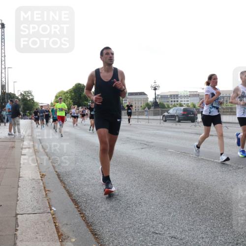 29.06.2025 - hella hamburg halbmarathon Lena Gebhardt http://msf.ph/oto/8401205 29.06.2025 10:03:19 Lombardsbrücke 1138, 1114, 1135, 1138, 1161, 1414, 1450, 1482, 1885, 2594, 2619, 2683, 2780, 2782, 2810, 3572, 4204, 4307, 4511, 4613, 4665, 4904, 5384, 5464, 6208, 6217, 6391, 6453, 6815, 6997, 7210, 7211, 7277, 7278, 7279, 7290, 7706, 7935, 8481, 8483, 8614, 9439, 9453, 10824, 11556, 11935, 12169, 12177, 12211, 12212, 12377, 12422, 12843, 12908, 13036, 13474, 13664, 13732, 13857, 13874, 13976, 14224, 15539, 16371, 17226, 18028 meine-sportfotos.de