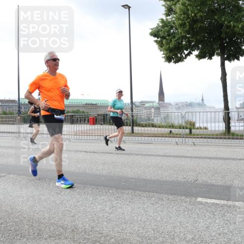 29.06.2025 - hella hamburg halbmarathon Lena Gebhardt http://msf.ph/oto/8401256 29.06.2025 10:40:49 Lombardsbrücke 3306, 1075, 1317, 1323, 2042, 2173, 2206, 2299, 2762, 2763, 2858, 3121, 3293, 3306, 3432, 3694, 3810, 4044, 4234, 4411, 4530, 4612, 4638, 4774, 4775, 4906, 4972, 5059, 5086, 5549, 5702, 5753, 5975, 6076, 6098, 6163, 6229, 6278, 6280, 6289, 6363, 6842, 7293, 7829, 7956, 8053, 8054, 8307, 8378, 8391, 8429, 8430, 8769, 9009, 9237, 10269, 10644, 11053 meine-sportfotos.de