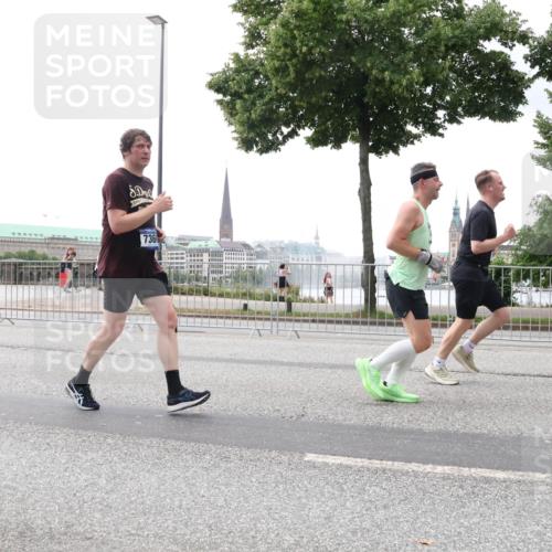 29.06.2025 - hella hamburg halbmarathon Lena Gebhardt http://msf.ph/oto/8401275 29.06.2025 10:50:01 Lombardsbrücke 736, 1040, 1041, 1487, 1511, 1805, 1888, 2212, 2466, 2862, 2997, 3701, 3710, 3805, 3897, 4090, 4168, 4870, 5076, 5552, 5694, 5749, 5751, 5997, 6680, 6694, 6830, 7305, 7339, 7366, 7679, 7721, 7722, 7755, 8065, 8254, 9015, 9162, 9605, 9940, 10060, 10286, 10403, 10617, 10683, 10704, 11030, 11426, 11716, 11760, 12079, 12124, 12388, 13127, 13128, 13309, 13381, 13744, 13764, 13846, 14144, 14505, 14545, 14692, 14940, 15626 meine-sportfotos.de