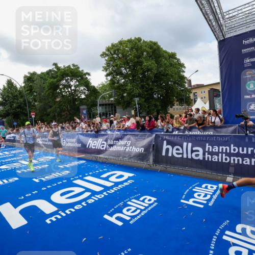 29.06.2025 - hella hamburg halbmarathon Zöllner http://msf.ph/oto/8401282 29.06.2025 10:37:33 Ziel 1290, 2767, 5042, 5791, 6047, 7831, 9017, 9914, 10451, 13372, 18159, 18723 meine-sportfotos.de