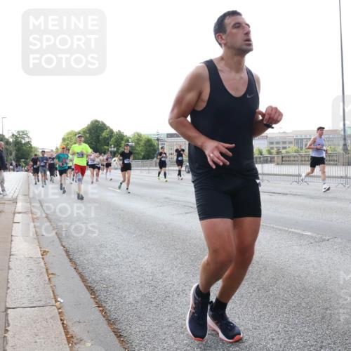 29.06.2025 - hella hamburg halbmarathon Lena Gebhardt http://msf.ph/oto/8401316 29.06.2025 10:03:19 Lombardsbrücke 1114, 1135, 1138, 1161, 1414, 1450, 1482, 1885, 2594, 2619, 2683, 2780, 2782, 2810, 3572, 4204, 4307, 4511, 4613, 4665, 4904, 5384, 5464, 6208, 6217, 6391, 6453, 6815, 6997, 7210, 7211, 7277, 7278, 7279, 7290, 7706, 7935, 8481, 8483, 8614, 9439, 9453, 10824, 11556, 11935, 12169, 12177, 12211, 12212, 12377, 12422, 12843, 12908, 13036, 13474, 13664, 13732, 13857, 13874, 13976, 14224, 15539, 16371, 17226, 18028 meine-sportfotos.de