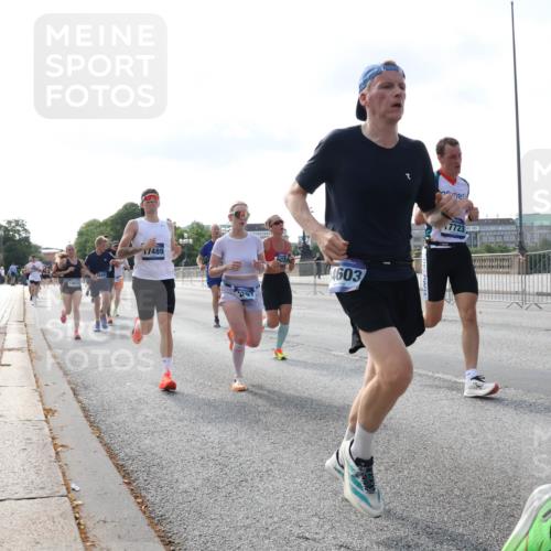 29.06.2025 - hella hamburg halbmarathon Lena Gebhardt http://msf.ph/oto/8401405 29.06.2025 09:49:02 Lombardsbrücke 14075, 17489, 4603, 7723, 1042, 1571, 1600, 1603, 2044, 2262, 2399, 2707, 2797, 3116, 3480, 3547, 4062, 4359, 4381, 5003, 5050, 5124, 5307, 5889, 6037, 6047, 6149, 6771, 6993, 7109, 7152, 7154, 7310, 7482, 7743, 7981, 8002, 8121, 8358, 8571, 9640, 9643, 10190, 10369, 10451, 10738, 10877, 11106, 11177, 11423, 11447, 11952, 12044, 12088, 12091, 12168, 12739, 13064, 13137, 13158, 13190, 13372, 13755, 13900, 13940, 14075, 14311, 14603 meine-sportfotos.de