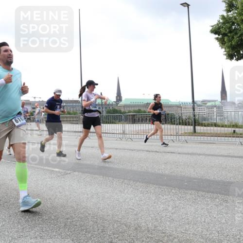 29.06.2025 - hella hamburg halbmarathon Lena Gebhardt http://msf.ph/oto/8401418 29.06.2025 10:40:49 Lombardsbrücke 10940, 6163, 3306, 1075, 1317, 1323, 2042, 2173, 2206, 2299, 2762, 2763, 2858, 3121, 3293, 3306, 3432, 3694, 3810, 4044, 4234, 4411, 4530, 4612, 4638, 4774, 4775, 4906, 4972, 5059, 5086, 5549, 5702, 5753, 5975, 6076, 6098, 6163, 6229, 6278, 6280, 6289, 6363, 6842, 7293, 7829, 7956, 8053, 8054, 8307, 8378, 8391, 8429, 8430, 8769, 9009, 9237, 10269, 10644, 11053 meine-sportfotos.de