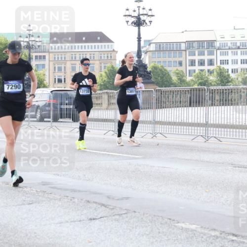 29.06.2025 - hella hamburg halbmarathon Lena Gebhardt http://msf.ph/oto/8401435 29.06.2025 10:03:20 Lombardsbrücke 7290, 13732, 13857, 1114, 1135, 1138, 1161, 1414, 1450, 1482, 1885, 2594, 2619, 2683, 2780, 2782, 2810, 3572, 4204, 4307, 4511, 4613, 4665, 4904, 5384, 5464, 6208, 6217, 6391, 6453, 6997, 7210, 7211, 7277, 7278, 7279, 7290, 7706, 7935, 8481, 8483, 8614, 9439, 9453, 10824, 11556, 11935, 12169, 12177, 12211, 12212, 12377, 12422, 12843, 12908, 13036, 13474, 13664, 13732, 13793, 13857, 13874, 13976, 14224, 15539, 15643, 16371, 17226, 17550, 18028 meine-sportfotos.de