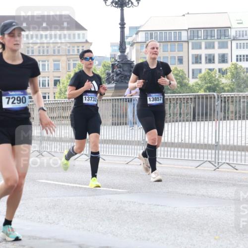 29.06.2025 - hella hamburg halbmarathon Lena Gebhardt http://msf.ph/oto/8401466 29.06.2025 10:03:21 Lombardsbrücke 7290, 13732, 13857, 1114, 1135, 1138, 1161, 1414, 1450, 1482, 1885, 2594, 2619, 2683, 2759, 2780, 2782, 2810, 3572, 4204, 4307, 4511, 4613, 5384, 5464, 6208, 6217, 6391, 6453, 6997, 7210, 7211, 7277, 7278, 7279, 7290, 7706, 7935, 8614, 9439, 9453, 10824, 11556, 11935, 12169, 12177, 12211, 12212, 12377, 12422, 12843, 12908, 13036, 13474, 13664, 13732, 13793, 13857, 13874, 13976, 14224, 15539, 15643, 16371, 17226, 17550, 18028 meine-sportfotos.de