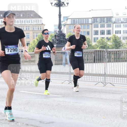 29.06.2025 - hella hamburg halbmarathon Lena Gebhardt http://msf.ph/oto/8401500 29.06.2025 10:03:21 Lombardsbrücke 7290, 13732, 13857, 1114, 1135, 1138, 1161, 1414, 1450, 1482, 1885, 2594, 2619, 2683, 2759, 2780, 2782, 2810, 3572, 4204, 4307, 4511, 4613, 5384, 5464, 6208, 6217, 6391, 6453, 6997, 7210, 7211, 7277, 7278, 7279, 7290, 7706, 7935, 8614, 9439, 9453, 10824, 11556, 11935, 12169, 12177, 12211, 12212, 12377, 12422, 12843, 12908, 13036, 13474, 13664, 13732, 13793, 13857, 13874, 13976, 14224, 15539, 15643, 16371, 17226, 17550, 18028 meine-sportfotos.de