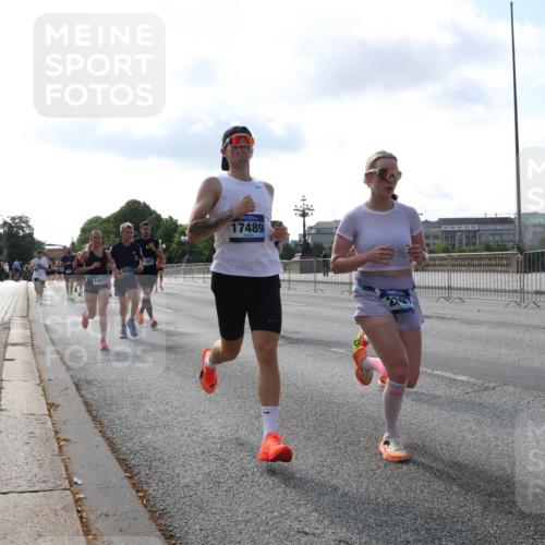 29.06.2025 - hella hamburg halbmarathon Lena Gebhardt http://msf.ph/oto/8401525 29.06.2025 09:49:03 Lombardsbrücke 14075, 17489, 1042, 1571, 1600, 1603, 2044, 2262, 2399, 2707, 2745, 2797, 2849, 3116, 3480, 3547, 4062, 4359, 4381, 5003, 5050, 5124, 5307, 5889, 6037, 6047, 6149, 6771, 6993, 7109, 7152, 7154, 7310, 7482, 7743, 7981, 8002, 8121, 8358, 8571, 9640, 9643, 10190, 10369, 10451, 10738, 10877, 11106, 11177, 11423, 11447, 11952, 12044, 12088, 12091, 12168, 12739, 13064, 13137, 13158, 13190, 13372, 13755, 13900, 13940, 14075, 14311, 14603 meine-sportfotos.de