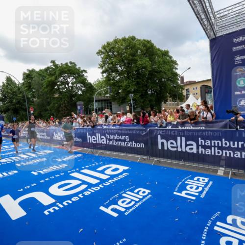 29.06.2025 - hella hamburg halbmarathon Zöllner http://msf.ph/oto/8401530 29.06.2025 10:37:38 Ziel 1290, 5042, 5791, 7831, 9914, 10451, 10922, 11106, 18193, 18216 meine-sportfotos.de
