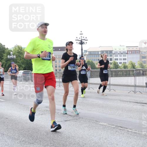 29.06.2025 - hella hamburg halbmarathon Lena Gebhardt http://msf.ph/oto/8401537 29.06.2025 10:03:21 Lombardsbrücke 3001, 2594, 1221, 12212, 519, 7290, 13732, 13857, 1114, 1135, 1138, 1161, 1414, 1450, 1482, 1885, 2594, 2619, 2683, 2759, 2780, 2782, 2810, 3572, 4204, 4307, 4511, 4613, 5384, 5464, 6208, 6217, 6391, 6453, 6997, 7210, 7211, 7277, 7278, 7279, 7290, 7706, 7935, 8614, 9439, 9453, 10824, 11556, 11935, 12169, 12177, 12211, 12212, 12377, 12422, 12843, 12908, 13036, 13474, 13664, 13732, 13793, 13857, 13874, 13976, 14224, 15539, 15643, 16371, 17226, 17550, 18028 meine-sportfotos.de